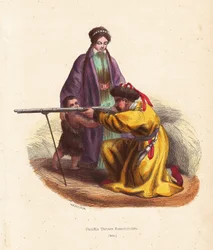 Familia tártara de Kazán (Tatarstán, Rusia) - Familia tártara de Kazán, el hombre con sombrero de piel y abrigo forrado de piel disparando un mosquete, con la mujer con abrigo largo y el niño vestido de piel - xilografía coloreada a mano por Mercier de "Cu
