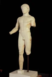 Kouros: el niño de una sola pierna (vista frontal)