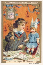 La lección de lectura. Una niña hace leer el alfabeto a su muñeca, que lleva un capirote de burro, mientras la amenaza con un manojo de varas. Cromolitografía publicitaria, Liebig