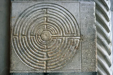Laberinto en el pórtico de la catedral, Catedral de San Martín