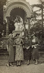 Señoras posando bajo el monumento al Indio en el Parco delle Cascine de Florencia