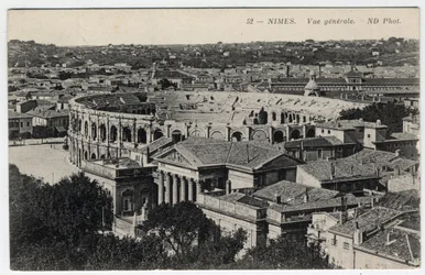 Languedoc-Rosellón, Gard, Nimes: vista general de la ciudad con las arenas y la Maison Carrée