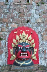 Gran máscara tibetana de bronce pintada de colores brillantes; Demonio; Museo de la Montaña Messner Firmian de Reinhold Messner; Castillo de Schloss Sigmundskron; cerca de Bolzano; Alto Adige; Trentino-Alto Adige; Italia; Europa