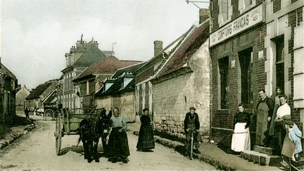 Les Comptoirs Français, una sucursal de productos alimenticios, en Remy, c. 1900 y 1914