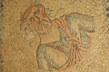 Libia, mosaico romano de anciano con barba y corona