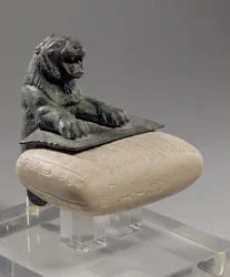 León sosteniendo una tabla fundacional hurrita, c.2150 a.C.