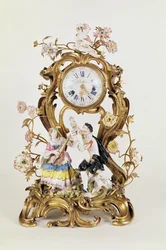 Reloj de porcelana y bronce dorado Luis XV, con figuras de Meissen