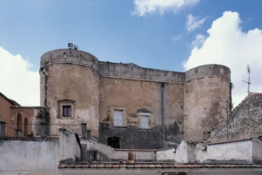 Vista en contrapicado de un castillo, San Nicandro Garganico, Parque Nacional del Gargano, Apulia, Italia