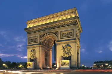 Vista en ángulo bajo de un arco, Arco de Triunfo, París, Francia