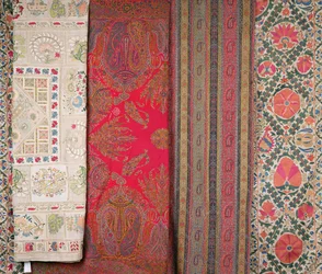 De izquierda a derecha: Mihrab Susani, Uzbekistán, finales del siglo XIX; Chal, Cachemira, hecho por Momtaz