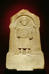 Estela funeraria de mármol, con inscripción griega, romana, siglo III a.C.