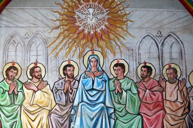 Santuario mariano Nuestra Señora del Lago. El Espíritu Santo descendiendo sobre la Virgen María y los Apóstoles. Pintura. Togo