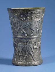 Vaso Marlik de forma cilíndrica con dos bandas decorativas que representan caballos de desfile, c.1100 a.C.