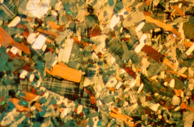 Micrografías (luz) Óxido de cobre de bario de itrio, micrografía de luz