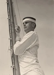 Guardiamarina izando la vela mayor, Academia Naval de EE.UU., Annapolis, Maryland. 1942