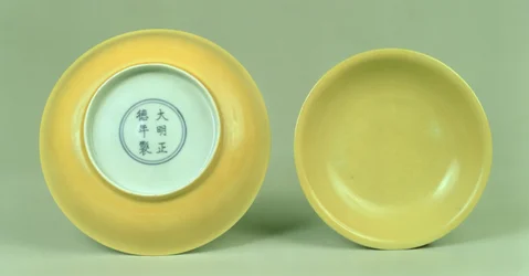 Plato imperial amarillo Ming (marca Cheng-te) (1506-21)