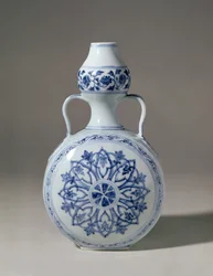 Botella de peregrino azul y blanca Ming, marca Hsuan Te (1426-35)