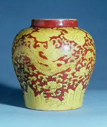 Jarrón balustre rojo y amarillo Ming (marca Chia ching) (1522-66)