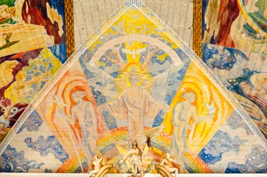 Arte moderno; pintura colorida en el techo por Lou Mohr; Trinidad; 1938; pintura de Jesucristo en la Catedral de Oslo; Oslo Domkirke; Oslo; Noruega; Escandinavia; Europa del Norte; Europa
