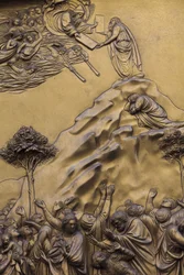 Moisés recibiendo los Diez Mandamientos, puerta oriental del baptisterio en Florencia, también llamada Puertas del Paraíso por Miguel Ángel, escultura de bronce del siglo XV por Lorenzo Ghiberti (1425-1452), Florencia, Italia
