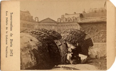 Municipalidad de París (1871): dos comuneros posando cerca de los escombros de la columna caída de la Place Vendome en París. Fotografía anónima
