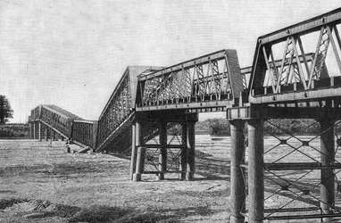 Puente ferroviario Nagara Gawa después del terremoto en Japón el 23 de octubre