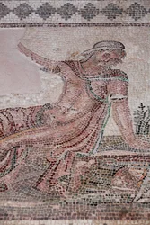 Narciso mirando su reflejo en un charco de agua - Mosaicos de Pafos, Casa de Dionisos - Finales del siglo II d.C. - Chipre - Contemplación de Narciso sobre una fuente - Mosaicos de Pafos, Casa de Dionisos - Finales del siglo II d.C. - Sitio UNESCO, Chipre