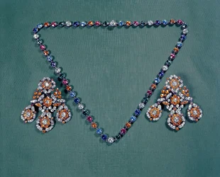 Conjunto de collar y pendientes con pastas multicolores, c.1760