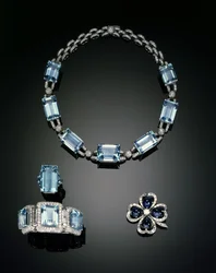 Collar, anillo, broche y pulsera