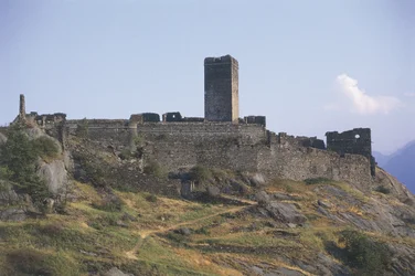Antigua ruina de un edificio, Castello St. Germain, Montjovet, Valle de Aosta, Italia