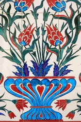 Uno de los 80 paneles de Iznik - azulejos cerámicos altamente decorados populares en el siglo XVI - que destacan en los edificios imperiales y religiosos de Estambul. Mezquita Sheikh Zayed. 1995. Emiratos Árabes Unidos