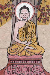 Pagoda budista Ong Nui, fresco mural, La vida del Buda, Buda Shakyamuni sentado en la pose de meditación bajo el árbol Bodhi, Quy Nhon, Vietnam, 2019 (foto)