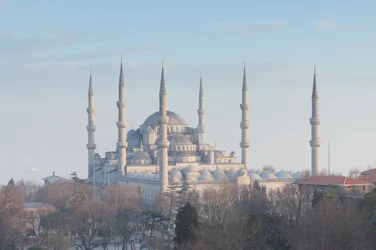 Vista panorámica de la mezquita azul poco antes del atardecer, Estambul, Turquía (foto)