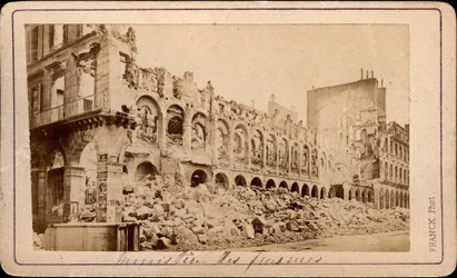 Comuna de París (1871): vista del Ministerio de Finanzas en ruinas en mayo de 1871. Fotografía de Franck