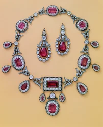 Parte de un parure antiguo de espinela y diamantes que comprende tiara, adorno para el cabello, collar y pendientes