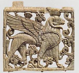 Placa que Representa una Esfinge con Cabeza de Carnero, Nimrud, Mesopotamia, siglos IX-VIII a.C.