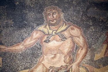 Sala de Polifemo. Detalle del cíclope devorando las entrañas de una cabra. Siglo III - IV. Villa Romana del Casale, Sicilia. Sitio UNESCO
