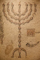 Porción de un piso de mosaico de sinagoga (réplica) - original: Sinagoga de Beth Alpha, Israel - siglo VI EC - Menorá - El Museo Judío de Nueva York, Nueva York, Estados Unidos