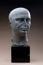 Cabeza de retrato de un sacerdote de Isis con la cabeza afeitada, romano, siglo II d.C. (mármol gris oscuro)