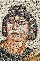 Retrato de Ambrosia - Símbolo de la comida de los dioses y la inmortalidad - Detalle del panel que representa el primer baño de Aquiles - Mosaicos de Pafos, Villa de Teseo, siglo V d.C. - Chipre - Retrato de Ambrosia, símbolo de la comida de los dioses y l