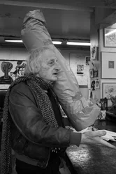Retrato de Michel Haas, pintor francés. Taller de grabado Pasnic en París en 2009