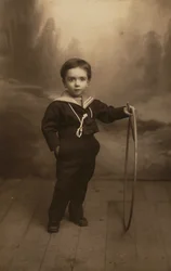 Retrato de un niño con un círculo, postal