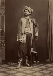 Retrato de un hombre con traje tradicional tunecino tomado durante la expedición en Túnez