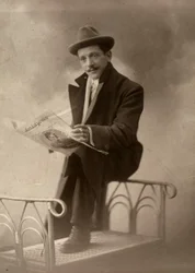 Retrato del fotógrafo Luigi Betti mientras lee el periódico "Kundo argentino"