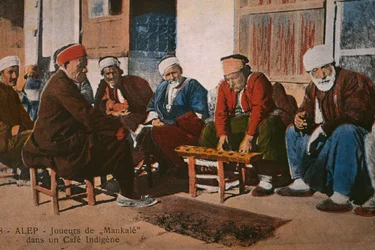 Postal que representa jugadores de mancala en un café en Alepo, Siria, c.1920