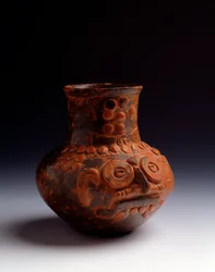 Arte precolombino, civilización maya, período postclásico inicial: jarra de arcilla que representa al dios Tlaloc. De Asunción Mita Jutiapa, Guatemala. Dim. h. 14 x diam. 7,6 cm Guatemala, Museo Nacional de Arqueología y Etnología