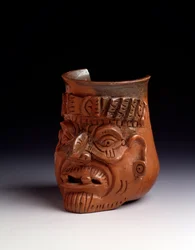 Arte precolombino, civilización maya, periodo posclásico: vaso antropomorfo de barro que representa la cabeza de un anciano con diadema y pendientes. Dimensiones: altura 15,5 x anchura 10 cm. Guatemala, Museo Nacional de Arqueología y Etnología