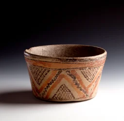 Arte precolombino, civilización maya, período clásico: cuenco de barro policromado decorado con zigzags y triángulos. Procedente de Petén, Guatemala. Dimensiones: alt. 10 x diám. 10,6 cm. Guatemala, Museo Nacional de Arqueología y Etnología