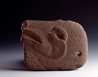 Arte precolombino, civilización maya, período clásico: hacha zoomorfa en piedra tallada que representa la cabeza de un ciervo. Dim. 26.5 x ancho 19.5 cm Guatemala, Museo Nacional de Arqueología y Etnología