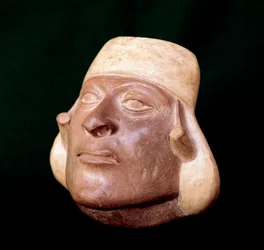 Arte precolombino, civilización mochica: vaso de terracota que representa la cabeza de un hombre - 200 a.C.-700 d.C. - Lima, Museo Nacional de Antropología y Arqueología, Perú